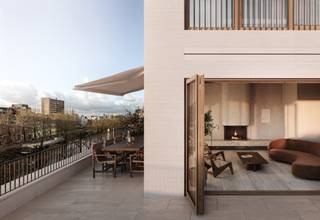 Exclusieve penthouse op een absolute toplocatie met weids zicht over water.Voor meer informatie mail naar info@carloeggermont.be Gelegen aan de...