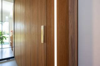 Instapklare moderne architecturale woning* Gelijkvloers : inkomhal met gastentoilet en stalen taatsdeur naar de lichtrijke woonkamer op geschuurde...