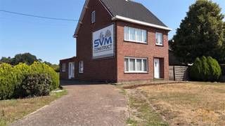 <p>Deze woning, gelegen op de hoek van de Retiesebaan en de Boekweitbaan in Kasterlee, wordt voor een periode van 3 jaar te huur aangeboden.</p><br /><p>De woning beschikt over een ingerichte keuken, aparte eetkamer/bureau/speelkamer, en een ruime living. De badkamer is basic, maar bruikbaar. Er is een ruime oprit met voldoende parkeergelegenheid, een voortuin en een achtertuin. De tuin links hoort niet bij de woning.</p><p>Boven zijn 2 ruime slaapkamers, een kleinere slaapkamer, en er is een toilet.</p><br /><p>In afwachting van andere plannen wordt ze voor 3 jaar te huur aangeboden. Ideaal als invulling tussen een verkoop en aankoop van een jouw eigen pand.</p><br /><p>Verwarming is op mazout. In aanloop naar verhuring wordt de elektrische installatie intussen in orde gemaakt, wordt een nieuw elektrisch kookvuur geïnstalleerd, en wordt de zolder geïsoleerd.</p><br /><p>Verhuur aan een bedrijf is mogelijk. Onderverhuur of onderbrengen van werknemers is niet toegestaan.</p><br /><p>Zie jij in deze woning jouw kans? Ga dan naar de site van NXXT.BE en vul het aanvraagformulier in. Wegens drukte op de huurmarkt is het niet mogelijk afspraken telefonisch in te plannen.</p><p>Heb jij plannen om jouw vastgoed te verhuren of te verkopen? Maak een afspraak met Nxxt Vastgoed voor een gesprek. We koppelen jouw wensen aan de mogelijkheden die het pand biedt.<br />Samen maken we van jouw vastgoeddroom een Succesvolle Nxxt Step!<br /> </p>