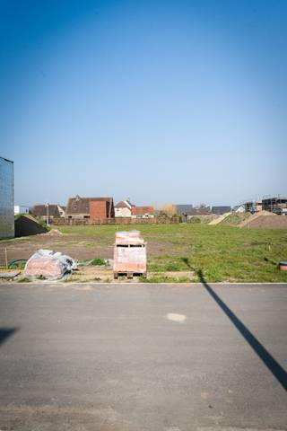 <strong>MARIA-AALTER - BOUWGROND LOT 21 -  HOB - Zonnedauwstraat. </strong><br /><strong>Mooie bouwgrond van 300m² voor HOB.</strong><br /><br />Droom je ervan om je eigen woning te realiseren op een centrale locatie?<br />Deze bouwgrond van 300 m² is gelegen in de Zonnedauwstraat (doodlopende straat) en biedt de vrijheid en rust van een groene woonomgeving. <br /><br /><strong>Troeven van dit perceel:</strong><br />+ Geschikt voor een halfopen bebouwing<br />+ 300 m² grondoppervlakte<br />+ Zuid-West oriëntatie<br />+ Rustige ligging met vlotte verbinding naar het centrum, station en omliggende gemeenten<br />+ Vrije keuze van bouwstijl architectuur en afwerking volgens budget en in samenspraak met onze bouwpartners voor maximale ontzorging. <br /><br />Een unieke kans voor wie op zoek is naar ruimte, flexibiliteit en een uitstekende locatie.<br />Contacteer ons vandaag nog voor meer informatie, de bouwvoorschriften of om het perceel zelf te ontdekken.<br /><br /><strong>Interesse? </strong><br />09 216 84 51 of 0472 86 02 05 of stuur een mailtje naar sara@bcabouwtbeter.be