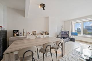 Deze bel-étage woning is gelegen aan de vaart in Bredene, op wandelafstand van winkels, openbaar vervoer en vlotte verbindingen.Bij het betreden van...