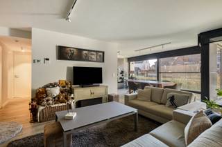 Ontdek dit prachtige 3-slaapkamerappartement in het recent gebouwde project Site Lesko.<br />Een unieke kans om te wonen in een hedendaagse, luxueuze en energiezuinige omgeving met oog voor comfort, design en privacy.<br /><br />Het appartement beschikt over een lichtrijke en ruime leefruimte met een moderne open keuken, afgewerkt met hoogwaardige materialen. De leefruimte-keuken biedt directe toegang tot een gezellig en overdekt terras.<br />De slaapkamers bieden rust en comfort, terwijl de stijlvolle badkamer is uitgerust met een inloopdouche, ligbad, lavabo en een 2de toilet. De 3de slaapkamer wordt op heden als bureel gebruikt.<br /><br />Dankzij de grote raampartijen geniet u van een aangename natuurlijke lichtinval en een open gevoel.<br />Het appartement is instapklaar, hoogwaardig afgewerkt en uitgerust met o.a.praktische maatkasten, blokdeuren, vloerverwarming en zonnepanelen.<br />Een ondergrondse parkeerplaats (30.000€) en extra berging (5.000€) kunnen optioneel samen met het appartement aangekocht worden.<br /><br />Aankoop onder registratierechten (2% onder voorwaarden).<br />Vlotte bereikbaarheid tot autosnelweg (E40-R4) en belangrijkste invalswegen. Nabij winkels, scholen en horeca.<br /><br />Wonen in Site Lesko staat garant voor stijl, rust en kwaliteit.<br />Interesse? Contacteer vandaag Sabrina bij Immo Bia voor meer informatie of een bezoek ter plaatse (info@immobia.be– 0470/03.31.39)<br />