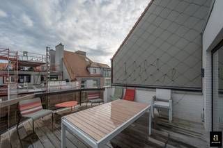 Appartement lumineux et élégant avec une vaste terrasse ensoleillée et une vue mer latérale, situé à un emplacement d’exception à proximité...