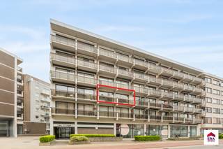 <p>Te koop: ruime studio-appartement in het centrum van Koksijde, op korte afstand van zee, duinen en openbaar vervoer.</p>
<p> </p>
<p>Deze woning (bouwjaar 1976) biedt een comfortabele leefruimte met een zongericht terras waar u de hele dag van licht en lucht kunt genieten. Dankzij de centrale ligging aan de Zeelaan bent u omringd door winkels, horeca en alle voorzieningen. Ideaal voor wie een compact maar ruimtelijk appartement zoekt als hoofdverblijf of tweede verblijf.</p>
<p> </p>
<p>Belangrijkste ruimtes:<br />• Living met veel lichtinval en directe toegang tot het terras<br />• Keuken met basisvoorzieningen<br />• Inkomhal die de verschillende ruimtes verbindt<br />• Badkamer met douche en wastafel<br />• Zongericht terras, perfect voor ontspanning</p>
<p> </p>
<p>Troeven:<br />• Ruime studio met praktische indeling<br />• Zongericht terras voor optimaal buitenleven<br />• Centraal gelegen nabij winkels en openbaar vervoer</p>
<p> </p>
<p>Neem vandaag nog contact op met uw ERA-makelaar voor een bezoek.<br />058 51 23 23 of op christian@eraservimo.be</p>
<p> </p>
<p>JOUW DROOMAPPARTEMENT. ZO GEVONDEN!</p>