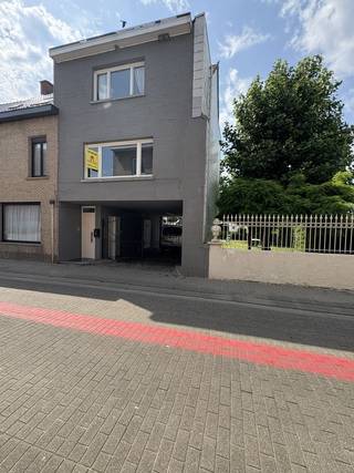 <p>Deze bel-etage woning geniet een centrale ligging te Avelgem vlakbij het centrum, diverse winkels, openbaar vervoer … Parkeergelegenheid vlakbij de woning aanwezig.</p>
<p>INDELING:</p>
<p>KELDER</p>
<p>EERSTE VERDIEP<br />– inkomruimte<br />– apart toilet<br />– lichtrijke leefruimte met zitplaats en open, ingerichte keuken</p>
<p>TWEEDE VERDIEP<br />– 2 slaapkamers<br />– badkamer met douche & badkamermeubel</p>
<p>ZOLDER (geïsoleerd)</p>
<p>CARPORT + TUIN</p>
<p>Algemene info:<br />– Epc: 269 kWh/m² jaar<br />– CV op aardgas<br />– geen huisdieren</p>
<ul>
<li>vrij vanaf 01/09/2026</li>
</ul>
<p>Indien u meer info of een bezoek wenst, contacteer immo-deal bv: 0486 72 70 73.</p>