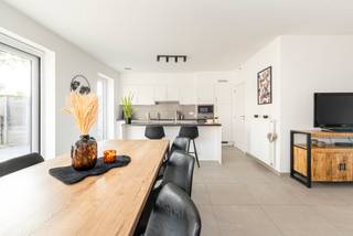 Bent u op zoek naar een recente en energiezuinige woning? Dan is dit huis in een rustige woonwijk precies wat u zoekt. De locatie combineert rust...