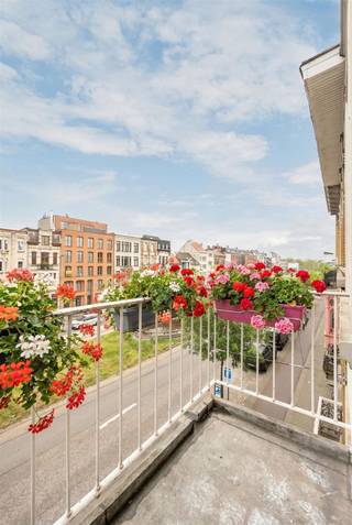 <p><span>Vous cherchez un appartement prêt à être emménagé avec beaucoup de lumière, deux beaux espaces extérieurs et situé entre deux parcs convoités ? Cet appartement au deuxième étage a beaucoup à offrir. Il comprend un espace de vie spacieux avec cuisine ouverte, deux chambres à coucher, un balcon à l'avant ET une terrasse confortable à l'arrière. L'EPC B favorable complète le tableau.  Grâce à sa situation centrale à proximité des commerces, des transports en commun et des parcs, vivre ici est également très pratique.</span></p><p><span> </span></p><p><span>La lumière &amp; une vie agréable</span></p><p><span>On accède à l'appartement au deuxième étage par le hall d'entrée commun. Vous entrez dans le spacieux espace de vie, où les grandes fenêtres de la façade apportent beaucoup de lumière naturelle. Le parquet clair stratifié et les hauts plafonds renforcent l'impression d'ouverture. Vous disposez de suffisamment d'espace pour installer un coin salon confortable et une grande table de salle à manger. Depuis le salon, vous accédez directement au balcon côté rue, d'où vous pouvez profiter d'une belle vue.</span></p><p><span>La cuisine ouverte s'intègre parfaitement à l'espace de vie et est équipée de placards en bois, d'un sol carrelé et d'une table basse pratique. Elle est équipée d'un four, d'une hotte, d'une plaque de cuisson, d'un évier et de nombreux espaces de rangement. Grâce à la disposition ouverte, la connexion avec l'espace de vie est maintenue pendant que l'on cuisine.</span></p><p><span> </span></p><p><span>Dormir au calme à l'arrière</span></p><p><span>À l'arrière de l'appartement se trouvent les deux chambres à coucher, toutes deux situées au calme. La chambre principale offre suffisamment d'espace pour un lit double et une grande armoire, tandis que la seconde chambre peut parfaitement servir de chambre d'enfant, de chambre d'amis ou de bureau. Depuis le hall de nuit, vous avez accès à l'agréable terrasse arrière, un endroit tranquille pour profiter du soleil ou d'un café en plein air.</span></p><p><span>La salle de bains est moderne, avec une cabine de douche spacieuse, un lavabo avec un placard de rangement pratique et un carrelage nécessitant peu d'entretien. Il y a également des toilettes séparées pour les invités avec un lave-mains et une buanderie utile avec une connexion pour la machine à laver, une alimentation internet, une chaudière séparée et un espace de stockage supplémentaire.</span></p><p><span> </span></p><p><span>Deux espaces extérieurs en prime</span></p><p><span>Cet appartement dispose non pas d'un, mais de deux espaces extérieurs. À l'avant, vous disposez d'un balcon offrant une vue dégagée sur la rue, tandis qu'à l'arrière, vous bénéficiez d'une terrasse plus calme, orientée au sud-ouest. Vous disposez ainsi d'un bel espace extérieur à tout moment de la journée.</span></p><p><span> </span></p><p><span>Proche des espaces verts, des commerces et des transports en commun</span></p><p><span>Vous vivez ici sur la Herentalsebaan près de Deurne-Zuid, un quartier animé où tout est à portée de main. Les supermarchés, les magasins, les restaurants, la Pharmacie Suisse et les transports publics sont accessibles à pied. Vous pouvez également rejoindre le Rivierenhof et le parc Te Boelaar en quelques minutes à vélo, idéal pour faire du sport, se détendre ou se promener dans la verdure. Grâce à la proximité du Ring et des principales voies d'accès, vous pouvez également vous rendre rapidement au centre-ville ou en dehors de la ville. Ce n'est pas un hasard si cette adresse bénéficie d'un excellent Mobiscore de 9,5/10.</span></p><p><span> </span></p><p><span>Avantages</span></p><p><span>appartement clé en main ; balcon à l'avant ; terrasse agréable à l'arrière ; électricité conforme ; EPC B très favorable (125 kWh/m²) ; compteurs individuels ; cave privée ; faibles charges mensuelles ; fenêtres en PVC avec double vitrage ; toiture rénovée ; Mobiscore 9,5/10 ; idéal pour un premier achat ou un investissement ; permis 2015 ;</span></p><p><span> </span></p>