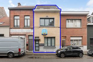 <p>À deux pas du charmant marché hebdomadaire du mardi de Merksem et de magnifiques parcs comme le Bouckenborghpark, le Rozendaal et le Runctvoortpark, vous trouverez cette maison.</p>
<p>Malgré sa configuration actuelle en trois logements, cette maison offre de nombreuses possibilités : maison familiale confortable, petit immeuble, maison multifamiliale, résidence avec bureaux/cabinet, et bien plus encore. Chaque logement comprend une chambre, une salle de bain privative et une cuisine. Cerise sur le gâteau : un charmant jardin urbain vous permettra de vous évader paisiblement dans ce quartier animé.</p>
<p>Actuellement louée à 2 060 €/mois, elle génère un rendement annuel de 24 720 €. Cela représente un rendement de 7,30 %.</p>
<p> </p>
<p>Caractéristiques techniques : Chauffage central au gaz (collectif), vitrage PVC haute performance.</p>
<p>Informations urbanistiques et certificat de sol disponibles. Sans amiante ! Non située en zone inondable (indices P et G : B). Obligation de rénovation partielle.</p>