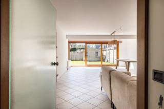 <strong>Ruim 2 slaapkamer appartement met zuid tuin in het centrum van Hove</strong><br /><br /><strong>Specifieke kenmerken:</strong><br /><span>- Optimale lichtinval over het gehele appartement<br /></span>- Ruime tuin met ideale oriëntatie (Z)<br /><span>- Goed onderhouden appartement doorheen de jaren</span><br /><span>- Zeer goede ligging met vlotte bereikbaarheid</span><br /><span>- Scholen, winkels, openbaar vervoer op wandelafstand</span><br /><span>- 2 slaapkamers</span><br /><span>- Extra berging aanwezig in de kelder</span><br /><span>- Zeer lage gemeenschappelijke kosten van 25,- euro/maand<br /></span>- Beschikbaarheid: onmiddellijk<br /><br /><strong>Indeling:</strong><br /><span>- Inkomhal met een apart gastentoilet</span><br /><span>- 2 slaapkamers op parket</span><br /><span>- Ruime badkamer met bad, douchecabine, dubbele lavabo, toilet en aansluitingen voor WM/DK</span><br /><span>- Uiterst ruime leefruimte met aanpalende tuin gericht op het zuiden</span><br /><span>- De keuken is voorzien van alle nodige toestellen met ruime aanpalende berging</span>