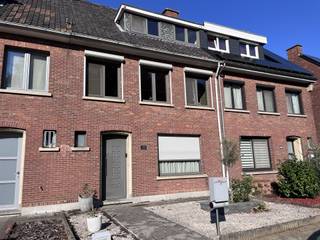 Wandel dan binnen in deze gezellig te maken woning. De ruime betegelde woonkamer loopt naadloos over in de gezellige eethoek met een volledig geïnstalleerde keuken. Ideaal voor wie houdt van samen koken en tafelen. Via het grote schuifraam geniet je van directe toegang tot het terras. Achteraan bevindt zich een aangelegde stadstuin met diverse gezellig en zonnige plaatsjes. Gezelligheid verzekerd dankzij de tuin verlichting. Kom volledig tot rust in deze groene oase. Wens je de fietsen veilig op eigen terrein te zetten? Ook dat kan via de poort achteraan de tuin. Opbergruimte ruim voldoende in het stenen tuinhuis of in de kelder.Via de vaste trap bereik je de eerste verdieping, waar comfort en ruimte centraal staan. De badkamer is uitgerust met een hoekbad, aparte douche en dubbele lavabo – een plek om heerlijk te ontspannen na een drukke dag.Aan de voorzijde bevindt zich een slaapkamer met ingebouwde dressing, ideaal voor extra opbergruimte en gemak. Achteraan vind je nog een ruime tweede slaapkamer. De zolderverdieping bereik je eveneens met een vast trap. Mits enige aanpassingen kan je de 2 slaapkamers uitbreiden met extra hobby kamers of extra werkplaats.Gerenoveerd met duurzame materialen oa span plafond in de woonkamer, dubbele beglazing, vliegen ramen, overal rolluiken, verwarming toestel 2021... Kom het alvast bekijken! Wil je jouw eigendom verkopen of zoek je een vastgoedmakelaar voor verhuur of beheer?Leer ons kennen!Abricasa – Vastgoed voor generaties: Jouw vastgoedpartner