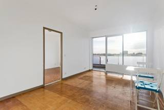 Welkom in dit stralende één-slaapkamerappartement, waar lichtinval en compact leefcomfort hand in hand gaan. De grote raampartijen laten de zon...