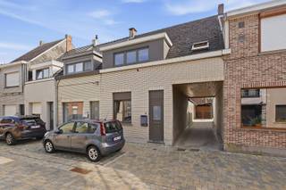 <strong>Omgeving</strong><br />Deze woning bevindt zich in een rustige en vlot bereikbare straat in Wetteren. De ligging biedt een aangename combinatie van rustig wonen en een goede bereikbaarheid van de dagelijkse voorzieningen. Winkels, scholen, horeca en openbaar vervoer bevinden zich op korte afstand.<br />Dankzij de nabijheid van belangrijke verbindingswegen zijn ook omliggende gemeenten en steden vlot bereikbaar. De ligging is dan ook geschikt voor wie op zoek is naar een rustige woonomgeving met alle nodige voorzieningen binnen handbereik.<br /><br /><strong>Karaktervolle gezinswoning met garage en diepe tuin</strong><br />Deze karaktervolle gesloten bebouwing combineert een authentieke uitstraling met een ruime buitenomgeving en verschillende praktische troeven. De woning bevindt zich op een ruim perceel van maar liefst 502 m².<br />Bij het binnenkomen kom je terecht in de inkomhal die toegang biedt tot de leefruimte en eetplaats. Deze vormt het centrale gedeelte van de woning en staat in verbinding met de keuken. Op het gelijkvloers bevindt zich eveneens de badkamer en een praktische garage, wat zorgt voor extra comfort en bergruimte.<br />Op de eerste verdieping bevinden zich verschillende ruimtes die naar eigen behoefte kunnen worden ingericht. Samen met de afgewerkte en bewoonbare dakverdieping beschikt de woning over vier bewoonbare ruimtes. Deze kunnen bijvoorbeeld gebruikt worden als slaapkamers, bureau, hobbyruimte of extra leefruimte.<br />Een van de grootste troeven van deze woning is ongetwijfeld het ruime en diepe perceel. Achteraan bevindt zich een grote tuin die heel wat mogelijkheden biedt. Dankzij de oppervlakte van 502 m² is er voldoende ruimte voor een terras, speelruimte, tuin of andere buitenactiviteiten. Hier kan je in alle rust genieten van de buitenomgeving.<br />Deze woning is een interessante opportuniteit voor wie op zoek is naar een karaktervolle gezinswoning met garage, verschillende mogelijkheden op de verdiepingen en vooral een ruim perceel met een diepe tuin.<br /><br /><strong>Absolute pluspunten</strong>
<ul>
<li>Ruim perceel van 50é m²</li>
<li>Diepe en ruime tuin</li>
<li>Eigen garage</li>
<li>Rustige en vlot bereikbare ligging in Wetteren</li>
</ul>
Voor meer informatie of een bezoekmoment: contacteer info@oko.immo of 0484 14 96 86.