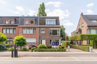 Op een centrale ligging in Kapellen bevindt zich deze halfopen bebouwing met voortuin, oprit en garage. Een woning met een sterke basis, veel lichtinval en tal van mogelijkheden om er een warme, hedendaagse thuis van te maken.<br /><br />Via de inkomhal kom je in de lichtrijke leefruimte, waar de vele ramen zorgen voor een aangename connectie met buiten en een open gevoel doorheen de dag. Aansluitend bevindt zich de keuken, met directe toegang tot de veranda. Deze veranda kan perfect omgetoverd worden tot een gezellige extra leefruimte, hobbyhoek of speelkamer, met zicht op de aangename tuin.<br /><br />Op de eerste verdieping zijn er drie volwaardige slaapkamers en een badkamer. Een vaste trap leidt naar de tweede verdieping, waar extra ruimte en mogelijkheden wachten: denk aan extra slaapkamer(s), bureau, hobbyruimte of extra bergruimte, afhankelijk van jouw noden.<br /><br />Buiten geniet je van een voortuin, een oprit en een garage, wat zorgt voor voldoende parkeermogelijkheden en extra comfort. De tuin achteraan is bijzonder privatief, zuidgericht en omgeven door grote bomen die zorgen voor een groen en rustgevend uitzicht, een fijne plek voor jong en oud.<br /><br />Kortom, een woning met potentieel, ruimte en een fijne tuin op een vlot bereikbare locatie in Kapellen, ideaal voor wie graag zijn eigen stempel drukt op zijn nieuwe thuis.<br /><br />Interesse? info@neonvastgoed.be of 03/336.88.88