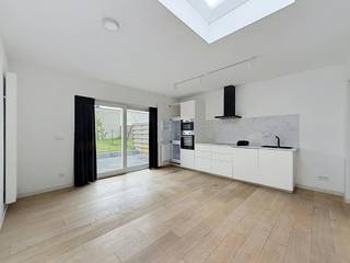 Bent u op zoek naar een gezellige gerenoveerde woning te huur in Kortrijk? Dan is deze topper zeker iets voor u. Deze woning beschikt over 3 slaapkamers en een leuke tuin.<br /><br />INDELING:<br />- inkomhal<br />- wasruimte/bureauruimte<br />- gastentoilet<br />- lichtrijke leefruimte<br />- open keuken voorzien van alle toestellen<br />- kelder<br />- grote leuke tuin<br />- 3 slaapkamers (2 op 1ste verdiep, 1 op tweede verdiep)<br />- badkamer voorzien van douche, lavabo en toilet<br /><br />ALGEMEEN:<br />- onmiddellijk beschikbaar<br />- gerenoveerd<br />- gunstig EPC<br />- lichtrijke ruimtes<br />- ruime tuin<br /><br />Interesse? Surf naar www.dewaele.com en vraag uw bezoek aan.