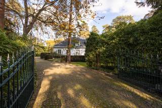 Voor verdere info of een vrijblijvende waardebepaling van uw eigendom: michael@homixx.be of 016 199 344.<br /><br />Ontdek deze uitzonderlijke, open statige witte villa gelegen aan de Nindsebaan te Keerbergen. <br />Gelegen op een indrukwekkend perceel van 2.961 m² en met een royale bewoonbare oppervlakte van 319 m², bevindt deze woning zich midden in het groen. U geniet hier van een volledig private tuin waar u in alle rust en privacy kunt ontspannen.<br /><br />Bij het betreden van de woning ervaart u meteen het oog voor luxe, comfort en veiligheid, mede dankzij het geïntegreerde B&amp;O geluidssysteem en het aanwezige brandalarm. De leefruimtes worden aangevuld door een ruime, kwalitatieve keuken. Met maar liefst 5 slaapkamers – waarvan verschillende kamers voorzien zijn van praktische ingemaakte kasten – en een elegante dressing, biedt dit pand een zee aan ruimte voor het ganse gezin. Het wooncomfort wordt compleet gemaakt door 3 badkamers, 3 afzonderlijke toiletten en een heerlijke sauna om ontspannen te herbronnen.<br /><br />Ook op praktisch vlak ontbreekt het deze villa aan niets. De woning beschikt over een handige berging/wasplaats, een droge kelder en een kruipkelder. De zolder is volledig geïsoleerd en eenvoudig toegankelijk via een uitschuifbare trap. Parkeren vormt eveneens geen enkel probleem: u beschikt over een inpandige garage met plaats voor 2 wagens én meerdere autostandplaatsen op de buitenparking. Buiten maakt het prachtige terras het aangename binnen-buitengevoel compleet.<br /><br />OVERDRACHT IN AANDELEN MOGELIJK, VOOR VOORWAARDEN CONTACTEER ONS.<br /><br />Een unieke opportuniteit voor wie op zoek is naar standingvol wonen te midden van het groen.