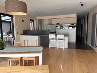 <p><strong>Ruime en luxueuze loft te huur in Retie – € 1.300/maand</strong></p>
<p>Op een centrale locatie tussen <strong>Retie en Dessel</strong>, boven een winkel, bevindt zich deze ruime en stijlvolle loft met maar liefst <strong>3 slaapkamers</strong> en verschillende polyvalente ruimtes.</p>
<p>Via de trap bereikt u de eerste verdieping met een ruime woonkamer en <strong>luxueuze open keuken voorzien van Miele-toestellen</strong>. Aansluitend bevinden zich een koele berging, een overdekte veranda/terras en een groot zonneterras.</p>
<p>Verder beschikt de loft over een aparte wasruimte met extra douche, een bureauruimte, een slaapkamer met inloopdressing en een ruime badkamer met douche, ligbad en dubbel badkamermeubel.</p>
<p>Op de bovenverdieping zijn er nog <strong>2 slaapkamers met ingemaakte kasten</strong>, een apart toilet en een grote open hobbyruimte.</p>
<p><strong>Huurprijs: € 1.300/maand</strong><br /><strong>Huurwaarborg: 3 maanden huur</strong><br /><strong>Lange termijn verhuur</strong><br /><strong>Onmiddellijk beschikbaar</strong></p>
<p>Een unieke, ruime woongelegenheid met veel comfort en mogelijkheden, centraal gelegen tussen Retie en Dessel.</p>