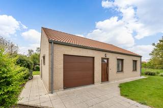Deze woning is prima gelegen op het einde van een cul-de-sac waar bovendien een aantal publieke staanplaatsen voorzien zijn. Er is geen doorgaand verkeer wat betekent dat u van absolute rust kunt genieten op een locatie die best centraal is en gelegen nabij het zwembad, de bibliotheek, sportvelden, een Delhaize-filiaal, openbaar vervoer en op slechts 8min fietsen van het centrum van Leuven.<br /><br />Bestaande uit een inkomhal met plaats voor vestiaire, een lichtrijke leefruimte met een zit- en een eetplaats en toegang tot de tuin, een keuken met plaats voor een eettafel, een nachthal, 2 slaapkamers, een badkamer, een ruime garage met een elektrische poort en een zolderruimte dewelke afgewerkt kan worden tot extra kamers.<br /><br />De tuin is zuidoost georiënteerd en voorzien van een grasveld en een terras met zicht op groen. Vooraan de woning is een oprit met een poortje voorzien en de tuin is langs weerszijden van de woning toegankelijk.<br /><br />Het EPC 398kWh(D-abel) kan eenvoudig aangepakt worden door de accumulatoren te vervangen door lucht-lucht warmtepompen die op de reeds aanwezige zonnepanelen draaien. De elektrische installatie is conform! De woning is bovendien asbestveilig en niet overstromingsgevoelig gelegen.<br /><br />Indien u deze leuke woning graag bezoekt dan kan u mij steeds bereiken via arnaut@immojanstas.be of op 0495292080.<br /><br />Bijkomende info (EPC, bodemattest, elektriciteitsattest, enz...) kan U hier downloaden ↓