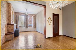 <strong>Immo Van Middelem verkoopt deze grotendeels te renoveren 2-gevelwoning van +/- 153m² met 2 slaapkamers, een terras en een tuintje op een perceel van +/- 1a17ca, gelegen op wandelafstand van het centrum van Wemmel, scholen en openbaar vervoer. </strong><br /><br />De woning beschikt over een inkomhal, wc, een gezellige woonkamer met eetplaats, een deels ingerichte keuken die toegang biedt tot een overdekt terras en een tuintje, achter de keuken bevindt zich de badkamer. Op de eerste verdieping bevinden zich twee slaapkamers en een vaste trap naar de zolder die het potentieel biedt om extra kamers te creëren.<br /><br />De indeling is als volgt:<br />- GELIJKVLOERS: inkomhal, WC, living, badkamer, keuken met toegang tot het terras en tuin;<br />- 1ste VERDIEPING: nachthal en 2 slaapkamers;<br />- ZOLDER: ruime zolder bereikbaar via vaste trap;<br />- KELDER: kelderruimte.<br /><br />Betonnen welfsels. <br />EPC: 458 kWh/m².jaar - Label E (UC: 3580609)<br />Beschikbaar bij akte.