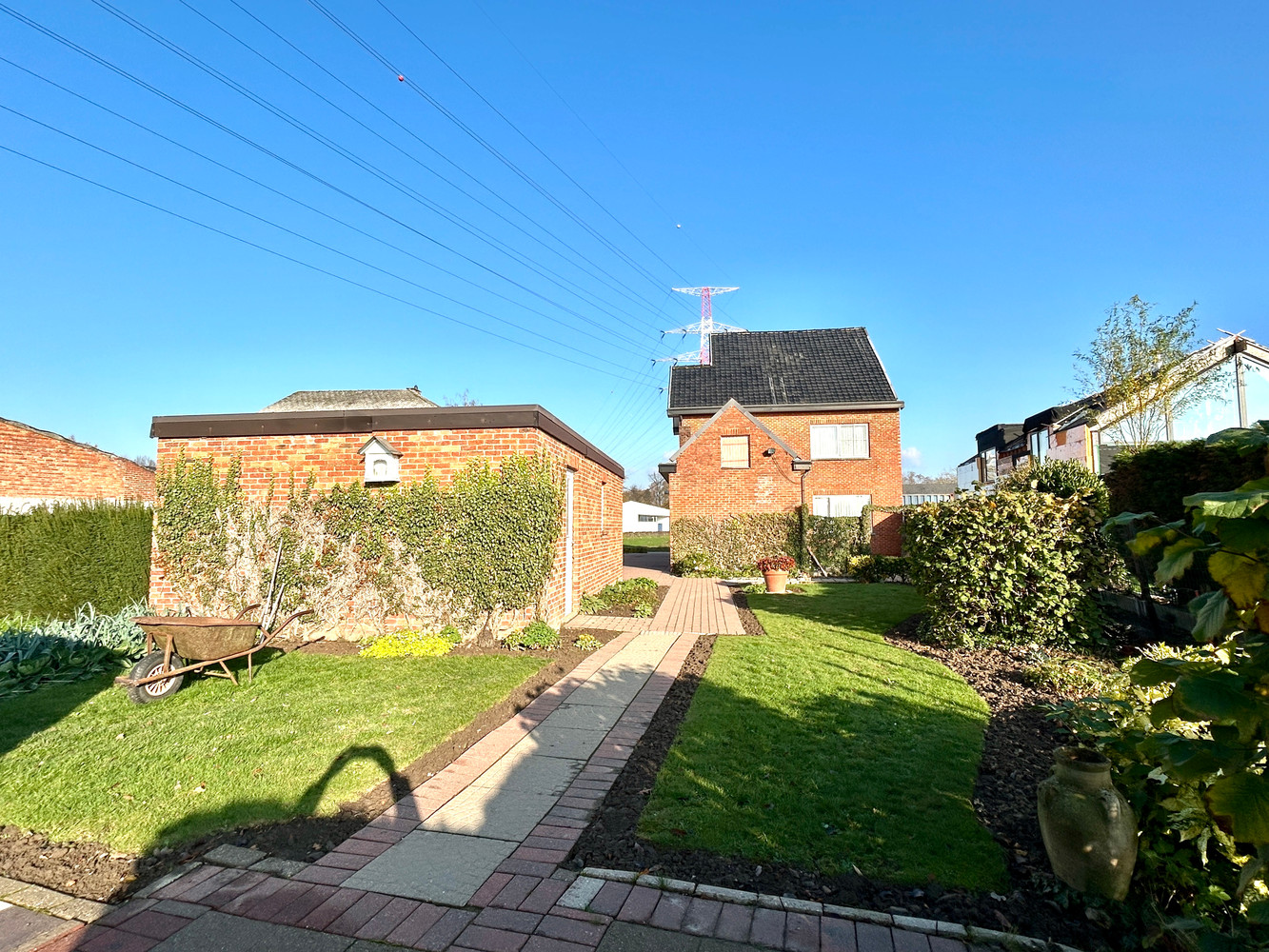 Degelijke, te renoveren half open bebouwing op ruim perceel. - foto 5