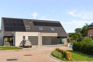 Kwalitatieve moderne afgewerkte ruime nieuwbouwwoning met 3 SLK! Topgelegen: in een rustige, doodlopende straat doch dichtbij winkels, scholen, openbaar vervoer, etc. Indeling: inkomhal met apart toilet, grote lichtrijke leefruimte met open geïnstalleerde keuken met EILAND en extra ontbijthoek, bureau, handige grote berging en wasplaats, grote garage met sectionale poort. Volledig aangelegd TERRAS en OPRIT! Op het eerste verdiep bevinden zich de nachthal, 3 volwaardige slaapkamers en de badkamer (dubbele lavabo, ligbad &amp; inloopdouche). Via zolderluik ruime opbergzolder aanwezig. TROEVEN: ENERGIEZUINIG, warmtepomp met vloerverwarming, 8 zonnepanelen aanwezig, 2 regenwaterputten van 10.000 l en aangesloten, hoogrendementsglas met aluminium raamkozijnen, kwalitatieve materialen. + 21% BTW. Meer info of een bezoek: charlotte@immobeguin.be of 0470 38 47 88.