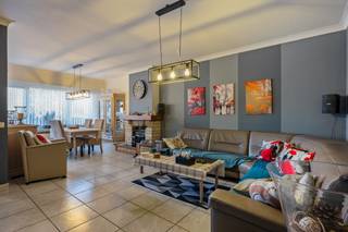 Dit gelijkvloers appartement is gelegen in een toffe, rustige woonwijk, vlakbij het centrum van Hoevenen. Winkels, openbaar vervoer en scholen...