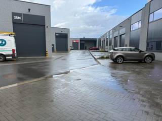 <strong>Nieuwe KMO-Unit te huur met een oppervlakte van 213 m2 gelegen aan de Bietenweg in Tienen met een prima verbinding naar de E40. <br /></strong><br />Bent u op zoek naar opslagruimte of een nieuwe werkplaats?<br /><br />De huurprijs is 1293 euro excl BTW per maand en 540 euro excl BTW voor de gemeenschappelijke kosten.<br /><br />Beschikbaar vanaf 1 september 2026.<br /><br />Contacteer ons per mail naar info@immogve.be of bel 016 56 56 14