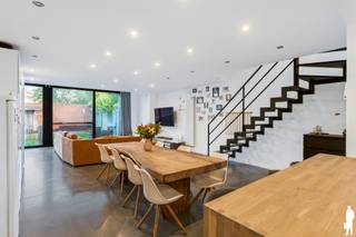 <p><strong>Ruime en gerenoveerde gezinswoning (± 220 m²) met 3 slaapkamers, polyvalente ruimte en garage<br /><br /></strong>In een rustige en kindvriendelijke woonwijk te Edegem bevindt zich deze ruime halfopen bebouwing, die rond 2017 grondig werd gerenoveerd. De combinatie van een hedendaagse afwerking, grote raampartijen en een verrassend ruime indeling zorgt voor een aangename en lichtrijke woonomgeving.<br /><br />Met een bewoonbare oppervlakte van ± 220 m², 3 slaapkamers, een garage, polyvalente ruimte en een nog volledig in te richten zolderverdieping biedt deze woning heel wat mogelijkheden voor gezinnen, thuiswerkers of vrije beroepen.<br /><br /><strong>Troeven:<br /></strong>- ± 220 m² bewoonbare oppervlakte ; 304 m² perceeloppervlakte<br />- Grondig gerenoveerd rond 2017<br />- EPC C<br />- Asbestvrij<br />- 12 zonnepanelen<br />- 3 slaapkamers<br />- Ruime en lichtrijke leefruimte<br />- Open keuken<br />- Polyvalente ruimte / praktijkruimte<br />- Grote uitbreidbare zolder met vaste trap<br />- Aparte garage<br />- Oprit voor 2 wagens<br />- Elektrische rolluiken<br />- Gezellige tuin<br />- Interessant voor vrije beroepen of thuiswerk<br />- Rustige en kindvriendelijke ligging<br /><br /><strong>Ligging:<br /></strong>Gelegen in een rustige woonomgeving te Edegem, met een vlotte verbinding naar Antwerpen en Brussel. Scholen, winkels, openbaar vervoer en recreatie in de onmiddellijke omgeving maken dit de ideale gezinswoning.<br /><br /><strong>Indeling:<br /></strong><span>Gelijkvloerse verdieping (± 100 m²)<br /></span>Via de inkomhal met gastentoilet komt u in de bijzonder ruime leefruimte met open keuken. De gepolierde betonvloer, grote raampartijen en het rechtstreekse contact met de tuin geven deze verdieping een eigentijdse en open uitstraling.<br /><br />Aansluitend bevindt zich een ruime polyvalente kamer die voorheen werd gebruikt als kapsalon. Deze ruimte leent zich uitstekend als praktijk- of kantoorruimte, hobbykamer of extra leefruimte en maakt de woning bijzonder interessant voor wie wonen en werken wil combineren.<br /><br />Verder beschikt de woning over een aparte garage.<br /><br /><span>Eerste verdieping (± 54 m²)<br /></span>De nachthal geeft toegang tot <strong>drie slaapkamers</strong>, waarvan één momenteel is ingericht als dressing. De kamers bieden mooie afmetingen en zijn afgewerkt met een aangename parketvloer. De huidige dressing kan zonder ingrijpende aanpassingen opnieuw als volwaardige slaapkamer worden ingericht.<br /><br />Verder bevindt zich op deze verdieping de badkamer met ligbad en douche.<br /><br /><span>Tweede verdieping (± 54 m²)<br /></span>Via een vaste trap bereikt u de zolderverdieping. Deze is momenteel nog volledig naar eigen smaak in te richten en biedt interessante uitbreidingsmogelijkheden (extra slaapkamers en of badkamers).<br /><br /><strong>Buitenruimte:<br /></strong>Ook buiten is het aangenaam vertoeven in de gezellige tuin. Aan de voorzijde beschikt de woning bovendien over een oprit met plaats voor twee wagens.<br /><br /><strong>Interesse?<br /></strong>Plan dan zo spoedig mogelijk een bezoek in op één van onze kijkmomenten!</p>