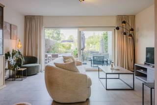 Vanaf-prijs** Deze nieuwbouw uit 2019 te Moen combineert hedendaags comfort met een energiezuinig karakter. Met EPC A+ en conforme elektriciteit zit u meteen goed.<br /><br />Via de inkomhal met ingemaakte kasten komen we in de lichtrijke leefruimte. De eetplaats sluit aan op de semi-open keuken met NEFF-toestellen, aanpalend een berging. Verder de zithoek met zicht op het terras en de tuin (schuifraam). <br /><br />Buiten kan u genieten op het terras met jacuzzi (inbegrepen). Het terras loopt over in de aangelegde tuin, met achteraan een uitweg, garage en elektrische laadpaal.<br /><br />Boven bevinden zich de masterbedroom met aansluitende dressing, nog twee slaapkamers, een badkamer met dubbele lavabo en inloopdouche, een wasberging en apart toilet. Via het trapluik bereikt u de zolder.<br /><br />Extra troeven zijn de regenput van 10.000 liter en de vele wandel- en fietsmogelijkheden in de omgeving. Een energiezuinige woning waar binnen en buiten mooi samenkomen.<br /><br /><br />Waarom dit aanbod overwegen?<br />✔ EPC A+<br />✔ Thuisbatterij &amp; 14 zonnepanelen<br />✔ Elektriciteit conform<br />✔ BJ 2019<br />✔ Garage &amp; laadpaal<br />✔ Regenput 10.000 liter<br />✔ 3 slaapkamers<br /><br />**Benieuwd naar deze woning? Plan nu je afspraak voor onze bezoekdag op zaterdag 12 september via nestr.be / 0471 69 44 30. Alle attesten &amp; documenten te vinden via de site.<br /><br />Je eenmalig bod kan je indienen tot dinsdag 15 september om 12u via senne@nestr.be . Elke kandidaat krijgt uitgebreid de tijd om de woning individueel te ontdekken en een bod uit te brengen.