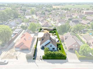 <p>Ruime instapklare villa met 4 slaapkamers op 1107 m² te koop op een uitstekende locatie in Lendelede.<br />Dankzij de royale bewoonbare oppervlakte van maar liefst 333 m² biedt deze woning alle ruimte voor comfortabel wonen.<br />Via de inkomhal met vestiaire en gastentoilet komt u in de lichtrijke leefruimte, waar een gezellige zithoek met houthaard naadloos overgaat in de eetplaats. De volledig uitgeruste keuken met eetruimte sluit aan op de veranda, vanwaar u geniet van een mooi zicht op de tuin. Verder bevinden zich op het gelijkvloers een afzonderlijk bureel, een praktische was- en bergplaats, een ruime slaapkamer, een badkamer uitgerust met ligbad, dubbele lavabo en toilet, evenals een dubbele garage met handige bergzolder.<br /><br />Op de eerste verdieping bevinden zich nog 3 slaapkamers en een tweede badkamer.<br />De zuidgerichte tuin is zorgvuldig aangelegd. Het ruime zonneterras, de serre en de tuinberging maken het geheel compleet en zorgen ervoor dat u optimaal van het buitenleven kunt genieten.<br /><br />Troeven:<br />- ruime woning, 4 slaapkamers<br />- airco, alarmsysteem, regenwaterput<br />- oprit en carport<br />- zuidgerichte tuin<br />- centrale ligging<br /> </p>
<p>Contacteer ons vandaag nog voor meer informatie of een bezoek ter plaatse.<br />Bel Louise op 0496 08 08 00 of mail louise@immo-lys.be</p>