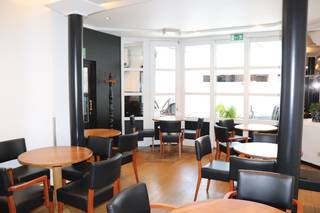 In het centrum van de gemeente Boom vinden we deze handelswoning. Het gebouw bestaat uit een gelijkvloerse handelsruimte en een duplex appartement (beide op heden verhuurd). Het is gelegen in het commerciële centrum van Boom met een vlotte bereikbaarheid naar de A12 Antwerpen-Brussel.<br /><br />De handelsruimte bestaat uit de effectieve handelsruimte, keuken, berging en toiletten. Daarnaast beschikt deze handelsruimte over een kelder en een ruim terras aan de straatzijde. In 1990 genoot deze ruimte nog over een grondige vernieuwing en recent werden er ook nog zonnepanelen geplaatst.<br /><br />Het duplex appartement beschikt over een aparte inkom en bevindt zich op de eerste en tweede verdieping van het gebouw. Dit appartement werd volledig gerenoveerd in 2020 en bestaat uit: 1e verdieping: hal, toilet, woonkamer, keuken, wasplaats, terras; 2e verdieping: hal, badkamer, 2 slaapkamers waarvan één met mezzanine en ingemaakte kasten.<br /><br />Voorts beschikt het appartement over volgende troeven: gunstig EPC (label A (handelsruimte) & label B (appartement), conforme elektriciteit en is het asbestveilig.<br /><br />Kortom, de ideale uitvalsbasis om wonen en werken te combineren. Maak nu uw afspraak via info@leximmo.be of 03/459.99.99.