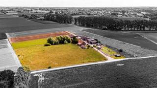 De hoeve is mooi alleen gelegen in open landschap tussen Handzame en Kortemark.<br />De hoeve is vergund voor landbouw (groenten+ rundvee) met bedrijfswoning en ruime loodsen.<br />Samen met de aanpalende weide is ze gelegen op een mooi rechthoekig perceel van 2 ha 15 are.<br />In de buurt van de hoeve is nog een weide van 65 are.