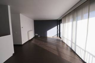 Modern appartement met 3 slaapkamers op de markt van Egem.<br /><br />Het appartement ligt op de eerste verdieping van de kleinschalige residentie Germanus.<br /><br />We komen het appartement binnen via de inkomhal met apart gastentoilet. Van hieruit bereik je de lichtrijke leefruimte met aansluitend de open keuken en een wasplaats/berging. Terug in de inkom bereik je de 3 slaapkamers en de badkamer. Zowel voor- als achteraan bevindt zich een ruim terras. Ook is er een garage aanwezig voor 1 wagen.<br /><br />Het appartement is volledig geschilderd en voorzien van verlichting en gordijnen.