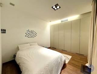 <p><span>Informatie appartement</span></p><p><span>Ontdek dit stijlvol en instapklaar appartement van ca. 90m² met gezellig terras op de eerste verdieping van een verzorgd gebouw, midden in het bruisende hart van Antwerpen! De ruime leefruimte op lichte parket van ca. 40m² straalt comfort en stijl uit, met een gezellige TV-hoek, een lichtrijk eetgedeelte en een open, volledig uitgeruste keuken. Deze laatste beschikt over een koelkast, aparte diepvriezer, afwasmachine, kookvuur met ingebouwd afzuigsysteem, kookeiland tegen de muur en meer dan voldoende opbergruimte ideaal voor kookliefhebbers! Achteraan vind je twee ruime en rustige slaapkamers. De moderne badkamer is voorzien van een inloopdouche, een stijlvol lavabomeubel en een handige handdoekdroger. Verder is er ook een apart toilet. En dan is er nog het zalige terras van ca. 8m² een perfect plekje om te ontspannen met een koffie of een goed boek, omringd door de stadse sfeer van Sint-Andries. Je woont hier in een levendige buurt met tal van leuke winkels, gezellige restaurants en culturele hotspots op wandelafstand. De ideale thuis voor wie houdt van het stadsleven in al zijn charme</span></p><p><span> </span></p><p><span>Indeling</span></p><ul><li><span>Ruime leefruimte op parket met veel lichtinval dankzij de grote ramen en voorzien van ingemaakte kasten. </span></li><li><span>Open keuken voorzien van inductiekookvuur, dampkap, oven, ijskast met aparte diepvries. Nieuw geïnstalleerd in 2023.</span></li><li><span>Slaapkamer 1 op parket met toegang tot het terras en voorzien van inbouwkasten.</span></li><li><span>Slaapkamer 2 op parket, voorzien van inbouwkasten en gelegen aan de achterzijde van het gebouw.</span></li><li><span>Badkamer gerenoveerd in 2023 bestaande uit inloopdouche, lavabomeubel en handdoekdroger.</span></li><li><span>Aparte toilet met lavabo.</span></li><li><span>Leuk terras van ca. 8m².</span></li></ul><p><span> </span></p><p><span>Extra's</span></p><ul><li><span>Parketvloeren in notelaar.</span></li><li><span>Dubbele beglazing.</span></li><li><span>Airco/ verwarming via elektriciteit.</span></li><li><span>Aansluiting wasmachine in badkamer.</span></li></ul><p><span> </span></p><p><span>Algemene informatie</span></p><ul><li><span>Huurprijs 1.350 EUR/maand </span></li><li><span>Beschikbaarheid: 01/09/2026.</span></li></ul><ul><li><span>Algemene kosten: 50 EUR/maand: elektriciteit gemene delen, algemene kosten, beheer en verzekering.</span></li><li><span>Verbruik: aparte meters voor elektriciteit en water.</span></li><li><span>Huurwaarborg: 3 maanden.</span></li></ul><p><span> </span></p><ul><li><span>Opmaak intredende plaatsbeschrijving: 200 EUR excl. btw. </span></li><li><span>Verplicht af te sluiten huurdersaansprakelijkheidsverzekering.</span></li></ul><p><span> </span></p><p><span>Gebouw</span></p><ul><li><span>Verzorgd gebouw met op het gelijkvloers kantoren en op overige verdiepingen meerdere appartementen. </span></li><li><span>Gebouw in zeer goede staat. </span></li><li><span>Geen lift.</span></li><li><span>Parlofoon aanwezig.</span></li></ul><p><span> </span></p><p><span>Ligging</span></p><ul><li><span>Centraal gelegen in de gezellige Sint-Andrieswijk tussen het Historisch Stadscentrum en Zuid!</span></li></ul><ul><li><span>Op wandelafstand van de Groenplaats, de Meir en talrijke andere winkel-straten</span></li><li><span>Openbaar vervoer en velo stations op wandelafstand.</span></li><li><span>Mobiscore: 9,4/10!</span></li></ul><p><span> </span></p><p><span>*De informatie in deze prospect is ter informatieve titel: de kandidaat-huurders moeten hun eigen zaak maken van het verkrijgen, controleren en interpreteren van deze informatie.</span></p><p><span> </span></p>