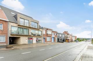 Opbrengsteigendom: 2 verhuurde duplex appartementen in combinatie met 3 garagesTe Houthulst bieden we u dit opbrengsteigendom aan bestaande uit 2...