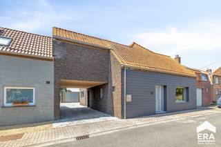 <p>Deze instapklare en smaakvol gerenoveerde gezinswoning biedt een bewoonbare oppervlakte van maar liefst 193 m² en is gelegen op een ruim perceel van 797 m² in een rustige, doodlopende straat met prachtige landelijke vergezichten.</p><p>De woning werd doorheen de jaren grondig gerenoveerd en uitgebreid met een stijlvolle uitbouw, waarin een lichtrijke leefruimte en een centraal gelegen, volledig uitgeruste open keuken het hart van de woning vormen. Dankzij de doordachte indeling geniet u van een aangename woonbeleving met veel natuurlijk licht en een vlotte verbinding tussen binnen en buiten.</p><p>Momenteel beschikt de woning over drie volwaardige slaapkamers, met bovendien de mogelijkheid om eenvoudig extra slaapkamers te creëren, ideaal voor grotere gezinnen of wie nood heeft aan een thuisbureau of hobbyruimte.</p><p>Buiten wacht een fraai aangelegde tuin waar het heerlijk vertoeven is. De talrijke bijgebouwen bieden tal van mogelijkheden en omvatten onder meer een gezellige bar, perfect voor ontspanning of het ontvangen van familie en vrienden. Daarnaast beschikt de eigendom over een ruime carport en voldoende extra bergruimte.</p><p>Met een gunstig EPC-label B, een kwalitatieve afwerking, een royale woonoppervlakte en een rustige ligging in een doodlopende straat combineert deze woning energiezuinig en comfortabel wonen met rust, ruimte en een prachtig landelijk uitzicht.</p>