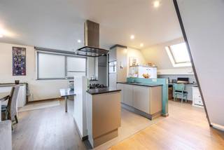 Appartement met 2 slaap- en badkamers <br /><br />2de VERDIEPING<br />Inkomhal <br />Woonkamer met aansluitend eetkamer en bureauruimte voorzien van parketvloer. <br />Keuken (keramische vloertegel) voorzien van gasvuur, koelkast, vaatwasser (nieuw), microgolfoven, dampkap, dubbele spoelbak en granieten werkblad.<br />Ruime berging voor wasmachine, droogkast en extra diepvriezer.<br />Badkamer met douche, toilet en badmeubel.<br />Slaapkamer 14m²<br />Via grote schuifraam toegang tot terras van ±40m² op tegel.<br /><br />3DE VERDIEPING<br />Overloop 10m² met mogelijkheid tot dressing.<br />2de slaapkamer 13m².<br />Badkamer op tegel met douche, toilet en dubbel lavabomeubel<br /><br />BIJZONDERHEDEN<br />Verwarming op aardgas met centrale verwarming, dubbele beglazing, videofoon.<br />Gunstig EPC, elektriciteit conform.<br />Momenteel verhuurd<br />Afgesloten garage verplicht bij aan te kopen (30.000€).<br /><br />POSITIEVE PUNTEN<br />Kleinschalig project.<br />Zéér veel lichtinval<br />Ruime leefruimte <br />2 badkamers <br />Enorm terras<br />Lage gemeenschappelijk kosten (85€)<br />Op wandelafstand van markt van Geel. <br />Winkels, scholen en openbaar vervoer allemaal in de buurt.