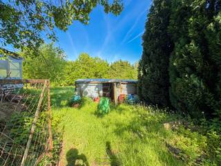 HALFOPEN BEBOUWING met RENOVATIEPOTENTIEEL, gelegen op een UITERST RUIM PERCEEL van ca. 1.365 m² te Ronse. Deze eigendom biedt de IDEALE OPPORTUNITEIT voor wie een woning volledig naar EIGEN SMAAK wenst te vernieuwen en zo een AANGENAME GEZINSWONING met RUIME TUIN wil creëren. Dankzij de GUNSTIGE LIGGING geniet u van een VLOTTE BEREIKBAARHEID naar INVALSWEGEN, winkels, scholen en andere voorzieningen.<br />De indeling gaat als volgt: bij binnenkomst komt u terecht in de knusse woonkamer. Aansluitend bevinden zich een eetkamer en een te renoveren keuken. Op de 1ste verdieping geeft de nachthal toegang tot 3 slaapkamers. De zolderverdieping biedt bijkomende uitbreidingsmogelijkheden voor extra kamers, hobbyruimte of opslag. Buitenshuis beschikt deze eigendom over een ruime oprit, een garage, een terras en een uiterst diepe tuin, ideaal voor wie houdt van buitenruimte en groen.<br /><br />Adres: Schorissesteenweg 64 te Ronse<br /><br />EPC: 1115kWh/m², G-score en P-score A, Renovatieplicht van toepassing, Bestuursmaatregelen in het maatregelenregister: Neen