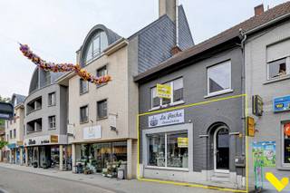 Mooie handelsruimte van 100 m² met aparte keuken.Kleine buitenruimte aanwezig.Ideaal voor vrij beroep zoals een kapperszaak of schoonheidssalon.Heb...
