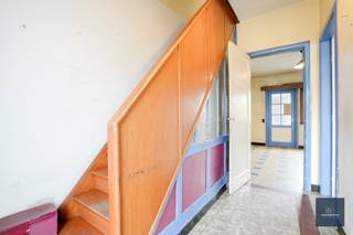 Schrijf u in op de bezoekmomenten op www.makelaarshuys.be <br /><br />Deze te renoveren woning, gelegen op wandelafstand van het centrum, biedt tal van mogelijkheden voor wie op zoek is naar een renovatieproject met potentieel.<br /><br />Op het gelijkvloers bevinden zich een inkomhal, een voorkamer, een gezellige leefruimte, een gesloten keuken en achteraan extra bergruimte.<br /><br />Op de eerste verdieping zijn er drie kamers aanwezig, waarvan één perfect kan worden ingericht als badkamer. De zolder is bereikbaar via een zolderluik en biedt bijkomende opbergmogelijkheden.<br /><br />Buiten geniet u van een kleine tuin waar het aangenaam vertoeven is.<br /><br />Dankzij de gunstige ligging nabij winkels, openbaar vervoer en andere voorzieningen vormt deze woning een uitstekende basis voor een comfortabele gezinswoning of interessante investering.