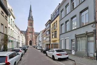 Zeer ruime woning met investeringspotentieel!Deze meergezinswoning met meerdere verdiepingen biedt tal van mogelijkheden voor grote gezinnen,...