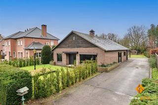 Deze verrassend ruime woning met 3 slaapkamers is gelegen op een prachtig perceel van 12a55ca. Indeling: inkomhal, woonkamer met open haard, ruime...