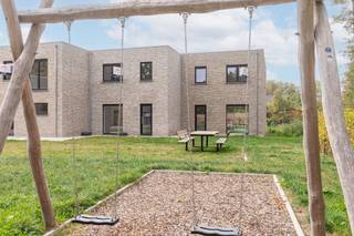 Maak kennis met project “Beversluis” in Rotselaar en ontdek deze moderne en duurzame nieuwbouwwoningen, rustig gelegen in een groene en aangename omgeving.<br /><br />Het project omvat in totaal 18 gezinswoningen, aangevuld met parking, een overdekte fietsenstalling en een groengebied met speeltuintje, <span>onderhouden door gemeente Rotselaar</span>. Binnen dit aanbod stellen wij nu 6 woningen voor die volledig instapklaar worden opgeleverd.<br /><br />Elke woning wordt volledig afgewerkt opgeleverd, zodat je zonder zorgen kunt verhuizen. De afwerking omvat onder meer gelakte binnendeuren voor een stijlvolle en duurzame uitstraling, professioneel uitgevoerde schilderwerken, tot in de puntjes verzorgd, en een aangelegde tuin en terras, zodat je meteen kunt genieten van je buitenruimte. <br />Dankzij deze complete afwerking hoef je geen extra werken meer te plannen of budget te voorzien. Je kiest voor comfort, kwaliteit en gebruiksklaar wonen vanaf dag één.<br />De woningen beschikken over drie slaapkamers, lichte leefruimtes en een mooie tuin, wat ze bijzonder geschikt maakt voor gezinnen of wie op zoek is naar rust en ruimte. <br /><br />De centrale ligging, vlakbij belangrijke verbindingswegen, scholen en winkels, en op amper 700 meter van het station van Wezemaal, maakt dit project bijzonder aantrekkelijk. Van hieruit geniet je bovendien van een rechtstreekse verbinding naar Leuven, op slechts 7 minuten afstand.<br /><br />De aankoop gebeurt met 12% registratierechten op het grondaandeel en 21% btw op de constructiewaarde.<br /><br />Daarnaast is er veel aandacht besteed aan energiezuinig wonen. Elke woning is uitgerust met vloerverwarming op gas, een ventilatiesysteem en zonnepanelen. Dit resulteert in een laag energiepeil en een optimaal wooncomfort, met een lagere energiefactuur als extra voordeel.<br /><br />Plan eenvoudig een bezoek ter plaatse via de website van Malines-Group en ontdek jouw toekomstige thuis in project Beversluis.