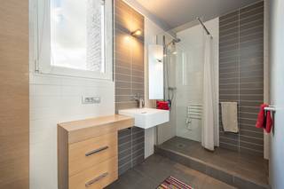 <p><strong>Dakappartement op de 4<sup>e</sup> verdieping (lift aanwezig) met 3 slaapkamers, 2 terrassen en garagebox, vlakbij het centrum van Turnhout. Winkels, horeca, scholen, openbaar vervoer… op fiets- en wandelafstand! EPC label C </strong></p>
<p><strong>Ligging:</strong> <span>zeer centrale ligging in het centrum van Turnhout met openbaar vervoer, winkels, horeca, scholen, … allen binnen handbereik. Ook het Stadspark en de autostrade bevinden zich op slechts enkele minuten afstand! </span></p>
<p><strong>Indeling:</strong> leefruimte, keuken, berging, wasplaats, veranda, apart toilet, badkamer, eerste slaapkamer, tweede slaapkamer, derde slaapkamer/dressing, veranda, twee terrassen en garagebox.</p>
<p><strong>Omschrijving: </strong>we komen binnen in de veranda voorzien van een reeks ingemaakte kasten en waar u dankzij de raampartijen enorm veel natuurlijk licht geniet. De warmte houden we in de zomer buiten dankzij de voorziene elektrische zonnewering en airco. Aansluitend hebben we de leefruimte waar plaats is voor zowel een zit- als een eethoek, deze geeft uit op de open keuken, welke voorzien is van alle comfort zoals onderandere een gasvuur met dampkap, combi-oven, ijskast en vaatwasser. Als we doorlopen komen we in de ruime berging welke uitgeeft op de aparte wasplaats.</p>
<p>De slaapkamers zijn allen voorzien van ingemaakte kasten en hebben groottes van respectievelijk 15 m², 11 m² en 7 m², deze laatste is momenteel ingericht als dressing maar zou terug omgevormd kunnen worden naar een volwaardige slaapkamer. De grootste slaapkamer is voorzien van een airco en elektrische rolluiken. De badkamer is uitgerust met een ruime inloopdouche en een modern lavabomeubel.</p>
<p>Het eerste terras kan u betreden via het schuifraam in de leefruimte, het tweede terras is toegankelijk via het schuifraam in de eerste slaapkamer. Op beide terrassen geniet je dankzij de hoogte van het appartement van een wijds zicht over Turnhout! <br /><br />Tot slot hebben we nog de garagebox welke verplicht bij aan te kopen is voor €25.000. De gemeenschappelijke kosten bedragen slechts €95 per maand!</p>
<p><strong>Bijzondere informatieplicht</strong>: in aanvraag</p>