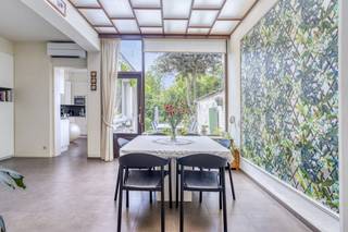 Gelegen in een rustige straat nabij de Baron Ruzettelaan, bevindt zich deze charmante voormalige burgerwoning vol karakter en ruimte. De...
