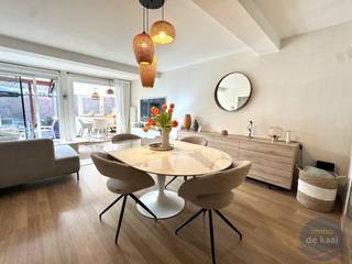 Wonen met het gevoel van een huis, midden in het hart van Nieuwpoort? <br />Dit gelijkvloers appartement combineert het beste van twee werelden: de gezelligheid en ruimte van een woning met het comfort van een appartement. <br /><br />Gelegen pal naast de kerk, geniet je hier van een unieke, centrale ligging op wandelafstand van winkels, horeca en de zee. Binnen word je verwelkomd door een stijlvolle inrichting die meteen een warm huisgevoel creëert. <br />De slimme indeling en de mooie uitbouw zorgen voor extra leefruimte en lichtinval, waardoor het appartement verrassend ruim aanvoelt.<br />Het appartement beschikt bovendien over twee volwaardige slaapkamers en een verzorgde badkamer met douche, ideaal voor permanent wonen als een tweede verblijf. <br /><br />Buiten vind je een gezellige patio én een aangenaam terras - perfect om te ontspannen of gasten te ontvangen. <br /><br />Als kers op de taart beschikt deze eigendom over een inpandige garage, een absolute troef op een toplocatie. <br /><br />Interesse? Dit is jouw kans om uniek te wonen in Nieuwpoort! <br />