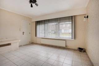 <strong>Gerenoveerde woning met 3 slaapkamers te koop in Hulst, Tessenderlo-Ham</strong><br /><br />Op Terbeemden, in een residentiële wijk in Hulst (Tessenderlo), vinden we deze leuke gerenoveerde woning. De woning is gelegen op wandel- en fietsafstand van een supermarkt, een bakker, een frituur en openbaar vervoer. Er is een vlotte verbinding met het centrum van Tessenderlo en Paal met nog meer supermarkten en horeca. De op- en afrit van de E313 bevindt zich op slechts 5 minuutjes rijden.<br /><br />We komen binnen in de woning via de inkomhal met apart gastentoilet. Van hieruit bereiken we de lichtrijke leefruimte (23,37m²) met grote raampartijen en ingericht met een gezellige houthaard. Naast de leefruimte bevindt zich de gerenoveerde keuken (8,07m²). De keuken is voorzien van een kookvuur (inductie) met dampkap, een combi microgolfoven, een vaatwasser en een koelkast. De keuken werd uitgebreid met een lichtrijke veranda (11,45m²), waar het heerlijk vertoeven is. de keuken is een handige bergruimte (12,29m²) met aansluiting voor wasmachine en droogkast.<br /><br />Op de eerste verdieping bevinden zich drie ruime slaapkamers (11,15m², 8,17m² en 13,17m²) en de badkamer (4,92m²). De badkamer werd vernieuwd in 2019 met een inloopdouche en dubbele lavabo. <br /><br />Voor het parkeren van de auto, of voor extra opbergruimte, is er een garage (16,78m²) met automatische poort. <br /><br />Via de veranda komen we buiten in de leuke tuin. De tuin werd mooi aangelegd en volledig omheind.<br /><br />De centrale verwarming gebeurt via aardgas (Vaillant ketel). De ramen zijn voorzien van HR-beglazing (PVC) en de muren en het dak zijn geïsoleerd. De berekende energiescore bedraagt 385 kWh/(m²jaar).<br /><br />Spreekt deze leuk gerenoveerde woning jullie aan? Contacteer ons via info@bosmanvastgoed.be voor meer info of een bezoek ter plaatse. Wij helpen jullie graag verder!