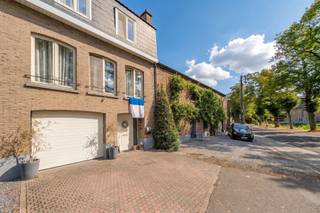 <h1><span>Interessante investering in Moelingen - verhuurde woning met mooi rendement</span></h1><p><span>Ruimte, comfort én onmiddellijke huurinkomsten in het gezellige Moelingen!</span></p><p><span>Welkom in de Voerenstraat 7 in Moelingen, waar je een verrassend ruime woning van maar liefst 192 m² ontdekt. Met een gezellige tuin, garage, veel leefruimte én een gunstig EPC-label B is dit een mooie opportuniteit voor investeerders.</span></p><p><span>We betreden de woning via de ruime inkomhal. Hier bevindt zich alvast een apart toilet. Via de trap bereiken we de ruime en lichtrijke leefruimte die mooi aansluit op de eetplaats en keuken. Dankzij de grote raampartijen geniet de woning van veel natuurlijk licht en een aangename, huiselijke sfeer. Aansluitend zorgt de veranda voor extra leefruimte en een fijne verbinding met buiten.</span></p><p><span>Verder beschikt de woning over 3 slaapkamers, een badkamer, een bijkomende douche-/wasruimte en een eigen garage.</span></p><p><span>Buiten beschik je over een omheinde tuin met achteraan een grote overkapping: ideaal als terras of gezellige buitenruimte.</span></p><h3><span>Interessant als investering</span></h3><p><span>De woning is momenteel verhuurd voor €1.178 per maand. Een interessante opportuniteit voor wie op zoek is naar vastgoed met onmiddellijke huuropbrengsten.</span></p><h3><span>Troeven</span></h3><ul><li><span>192 m² bewoonbare oppervlakte</span></li><li><span>Perceel van 2a 27ca</span></li><li><span>EPC B 153 kWh/m²</span></li><li><span>€1.178 huurinkomsten per maand</span></li><li><span>Dubbele beglazing met PVC-profielen</span></li><li><span>Ruime en lichtrijke leefruimte</span></li><li><span>Keuken met eetruimte</span></li><li><span>Veranda</span></li><li><span>3 slaapkamers</span></li><li><span>Badkamer + extra douche-/wasruimte</span></li><li><span>Eigen garage</span></li><li><span>Omheinde tuin</span></li><li><span>Grote overkapping achteraan</span></li><li><span>Gelegen in Moelingen (Voeren)</span></li></ul><p><span>Een mooie combinatie van ruimte, een goede energiescore en bestaande huurinkomsten.</span></p><p><span>Wenst u meer info of graag een bezichtiging? Neem contact op met Fabian via mail naar <span>Fabian@jemar.be</span></span><span> of op het nummer 0484/35.67.65.</span></p><p><span> </span></p>