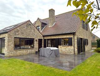 Deze villa is gelegen tussen Nieuwpoort-bad en - Stad in een doodlopend straatje.Indeling: inkomhal met vestiaire en apart toilet; leefruimte met...