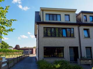 Rustig gelegen appartement op het gelijkvloers van een kleinschalige halfopen bebouwing met 3 wooneenheden, volledig gerenoveerd in 2013, en in...