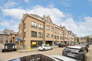 <strong>Ruim 2-slaapkamerappartement met groot terras (16 m²)</strong><br /><br />Ruim en verzorgd tweeslaapkamerappartement in een solide gebouw, met een lichtrijke leefruimte en open keuken van ca. 50 m².<br /><br />Het appartement beschikt over twee volwaardige slaapkamers (ca. 15 m² en 12 m²), die beide directe toegang bieden tot het ruime terras van 16 m², ideaal om in alle rust van buitenruimte te genieten. Verder omvat de woning een badkamer, een aparte wc en een praktische bergruimte.<br /><br />Mogelijkheid tot aankoop van een parkeerplaats. Een comfortabele en functionele woonoplossing, geschikt voor zowel eigen bewoning als investering.